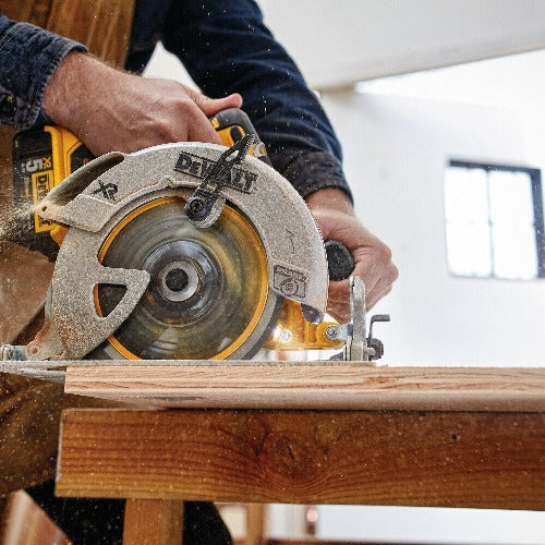 DeWALT 20V MAX* 7-1/4 In. Brushless, Cordless Circular Saw with Brake Kit DCS570P1